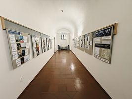 výstava v knihovně_Deset nocí, tisíce slov ve velké velikosti 2
